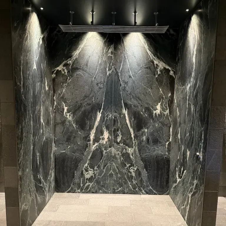 Duschvägg i svart marmor – badrumsrenovering i Göteborg
