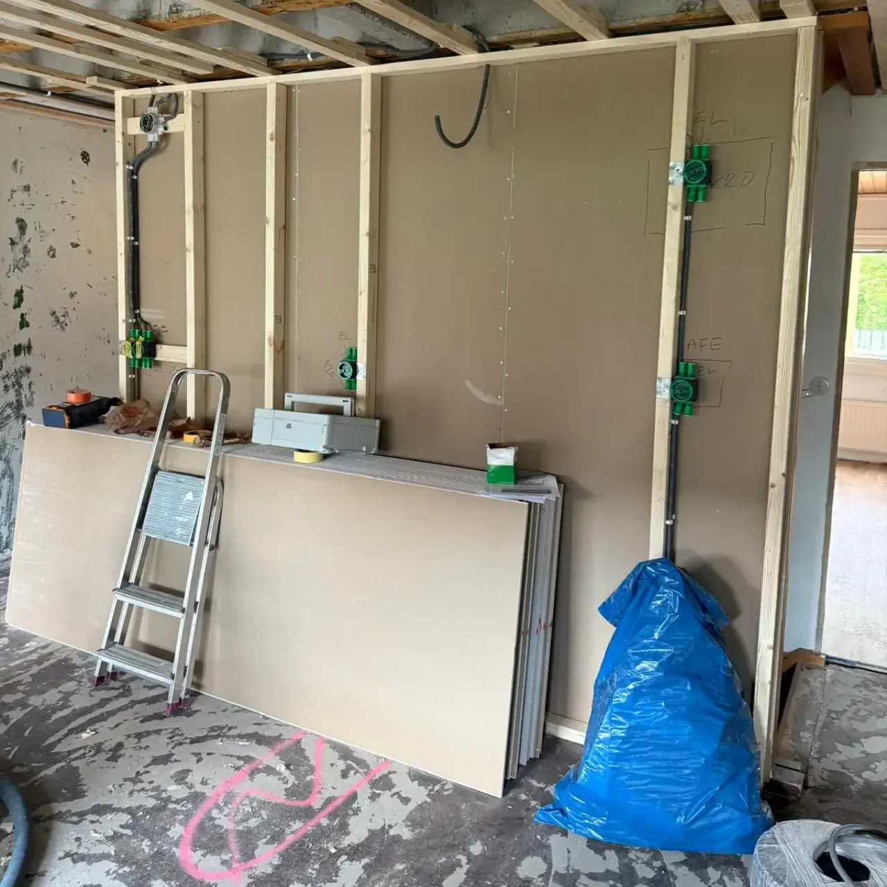 Eldragning i vägg inför renovering – el-installationer i Göteborg Gårda