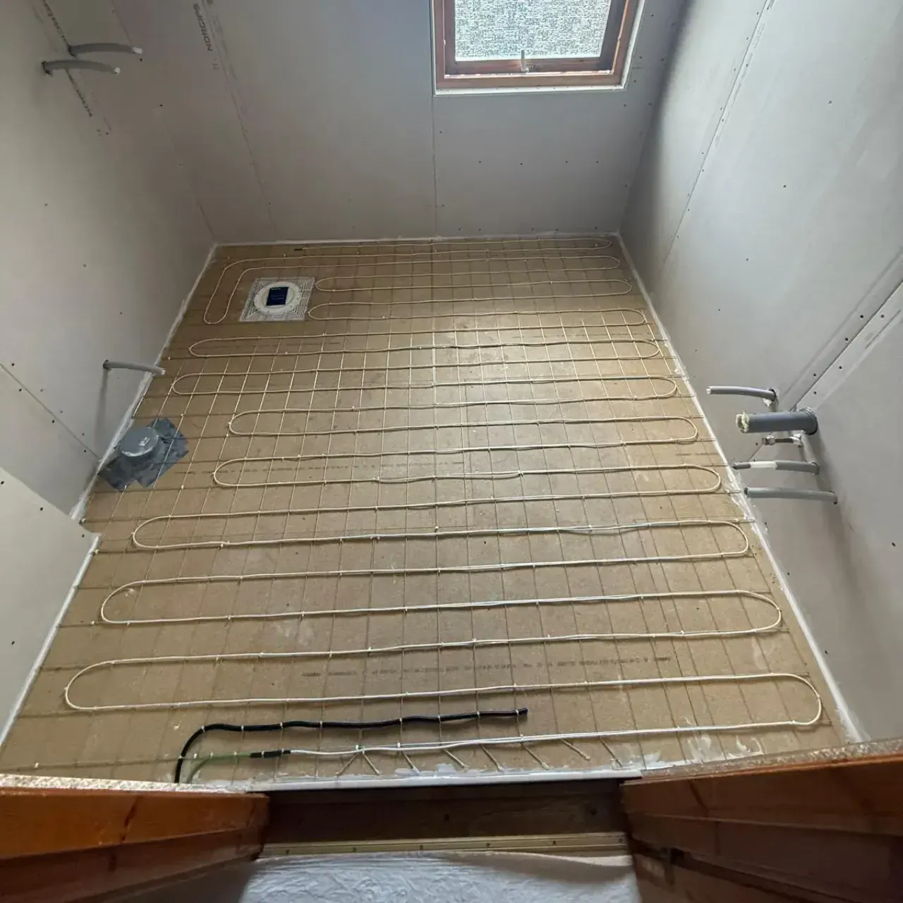 Elektrisk golvvärme installeras i badrum – Göteborg