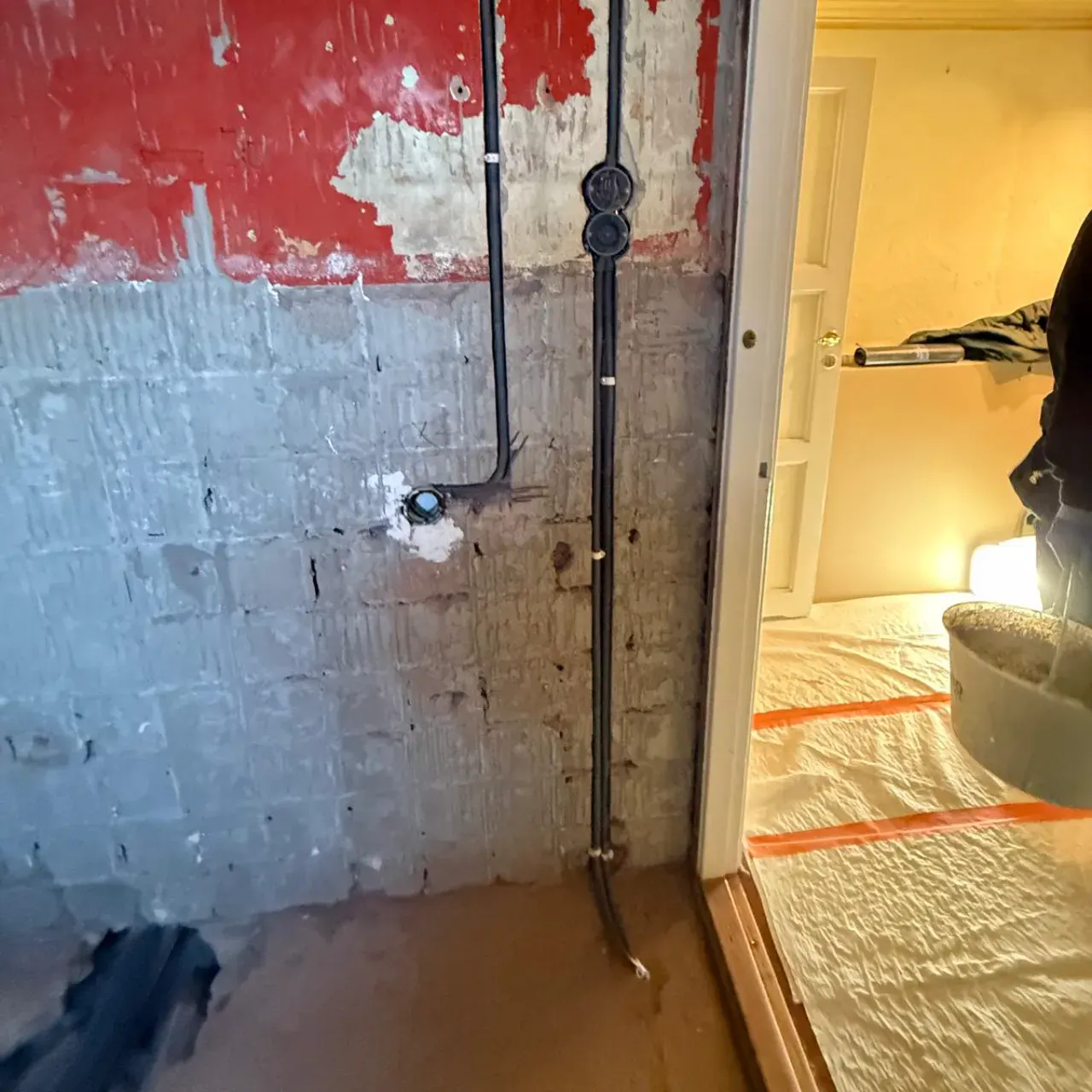 Urrivet badrum inför renovering – rivning i Göteborg Gårda