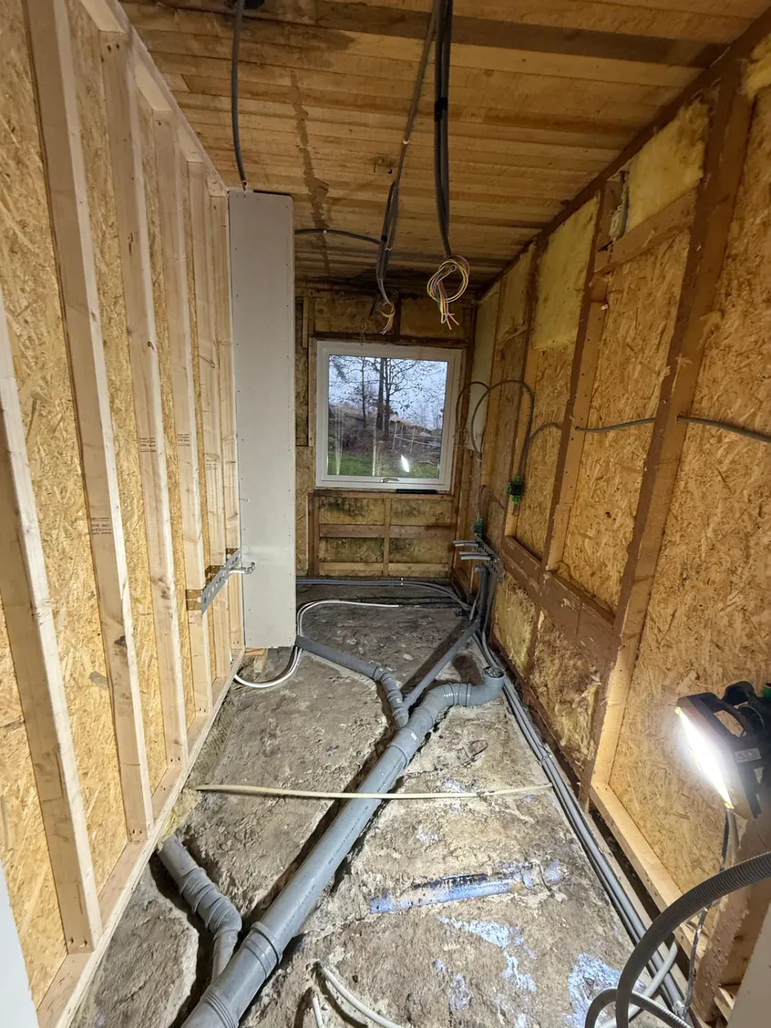 Nydragna avloppsrör i badrum under renovering – VVS-arbeten i Göteborg