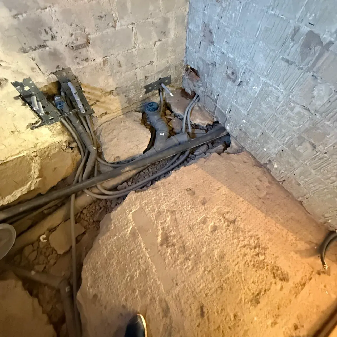 Urrivet badrumsgolv inför nya rör – rivning i Göteborg